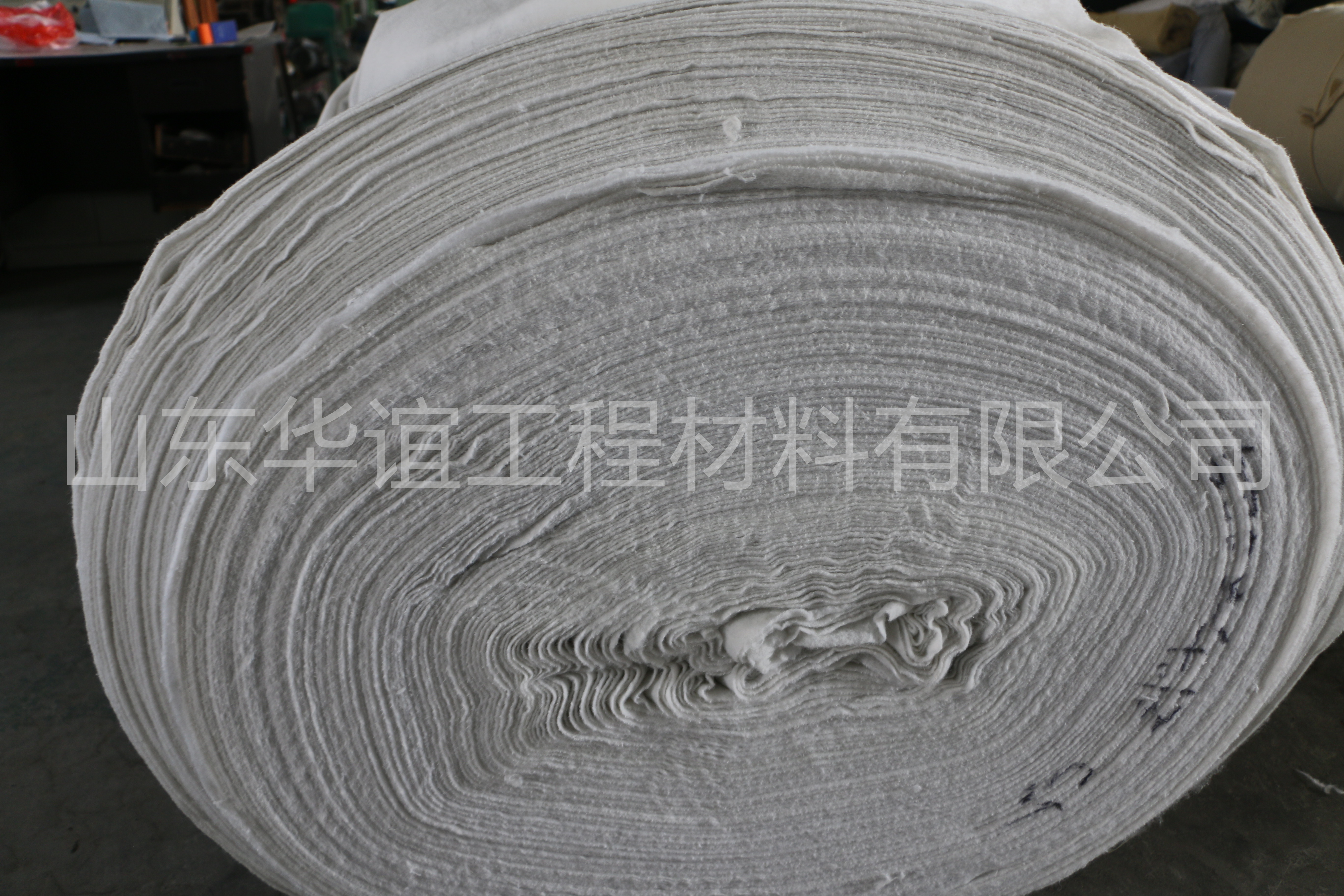 何提高養(yǎng)護型四川短絲土工布的透氣性和透水性？