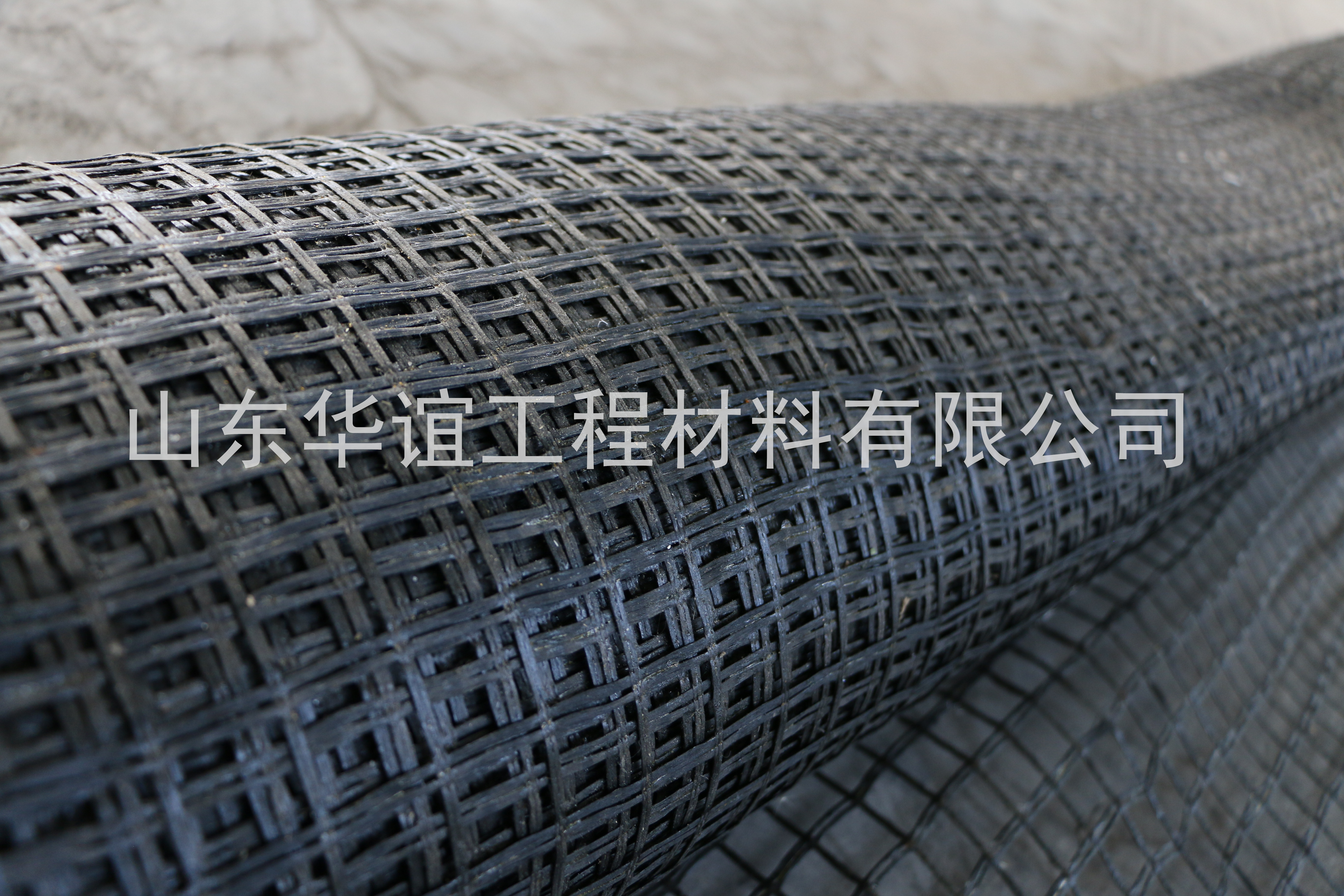 高速公路路基邊坡上福建玻纖土工格柵如何鋪設(shè)？